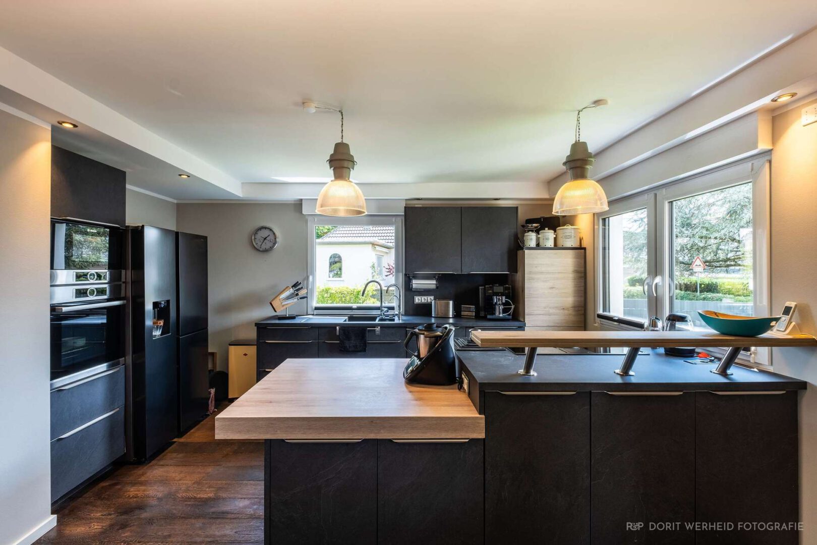 Küche mit Thekenbereich